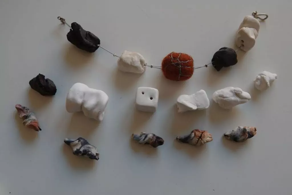 Armband aus Schmuckperlen: schwarzer Ton, Porzellan, Kapselbrandperlen, Filzperle umklöppelt