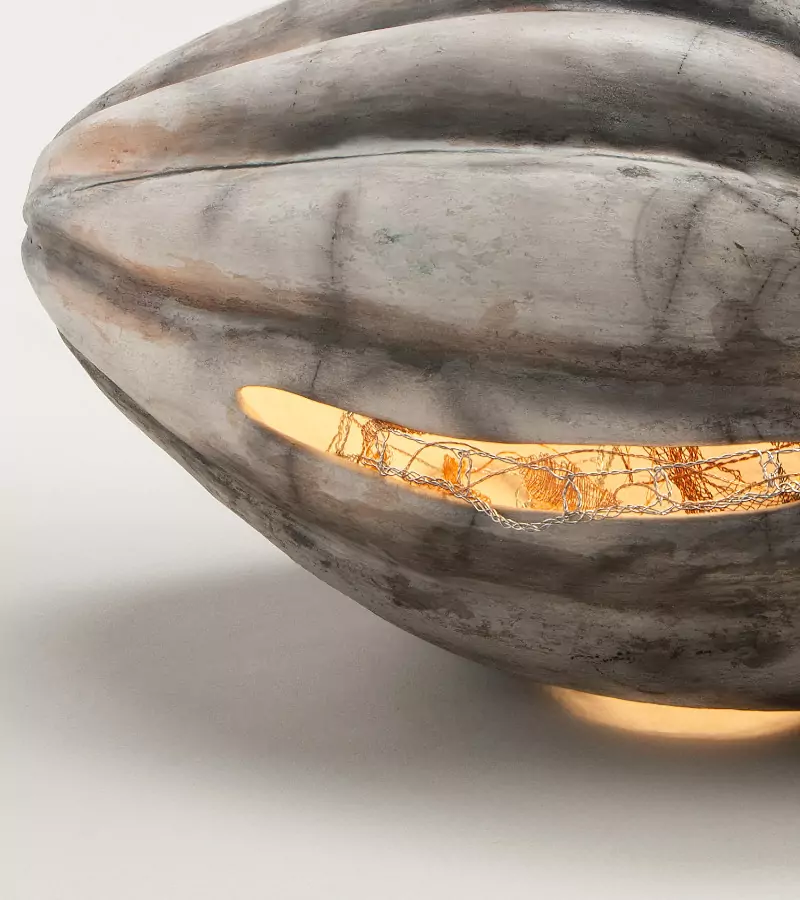 The Core, Keramik, Kapselbrand, Silber-, Kupferdraht und schwarzer Draht, Lichtinstallation
