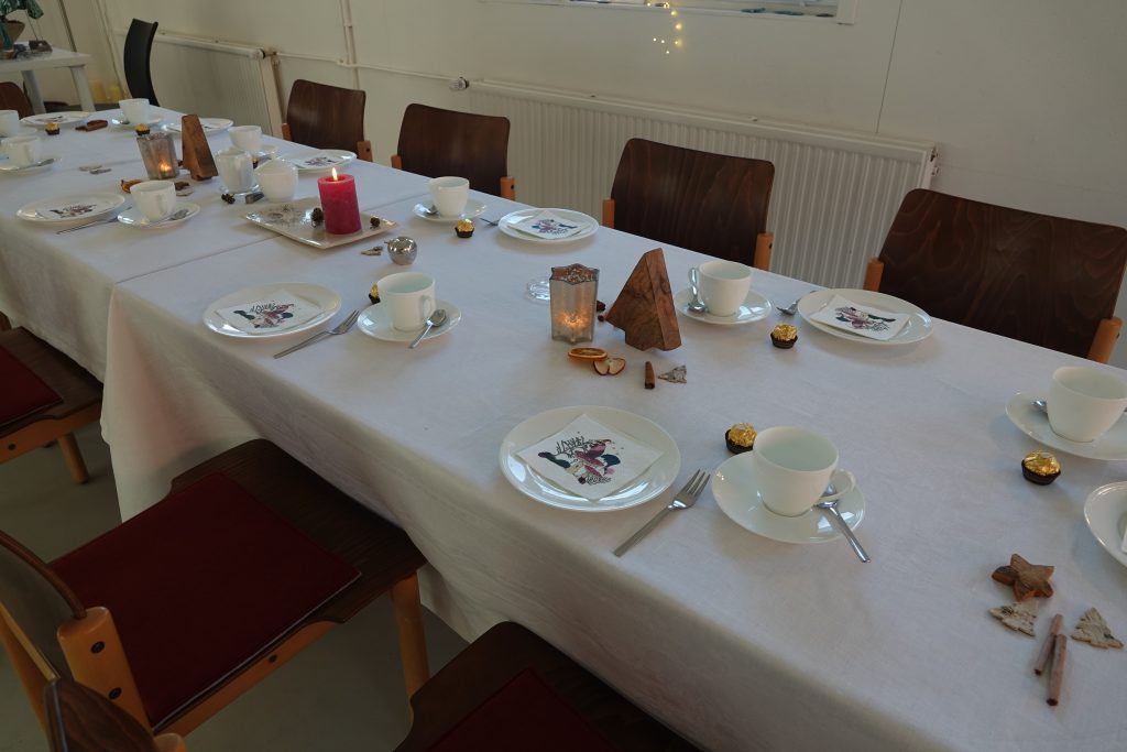 weihnachtliche Tischdekoration für eine Geburtstagsfeier