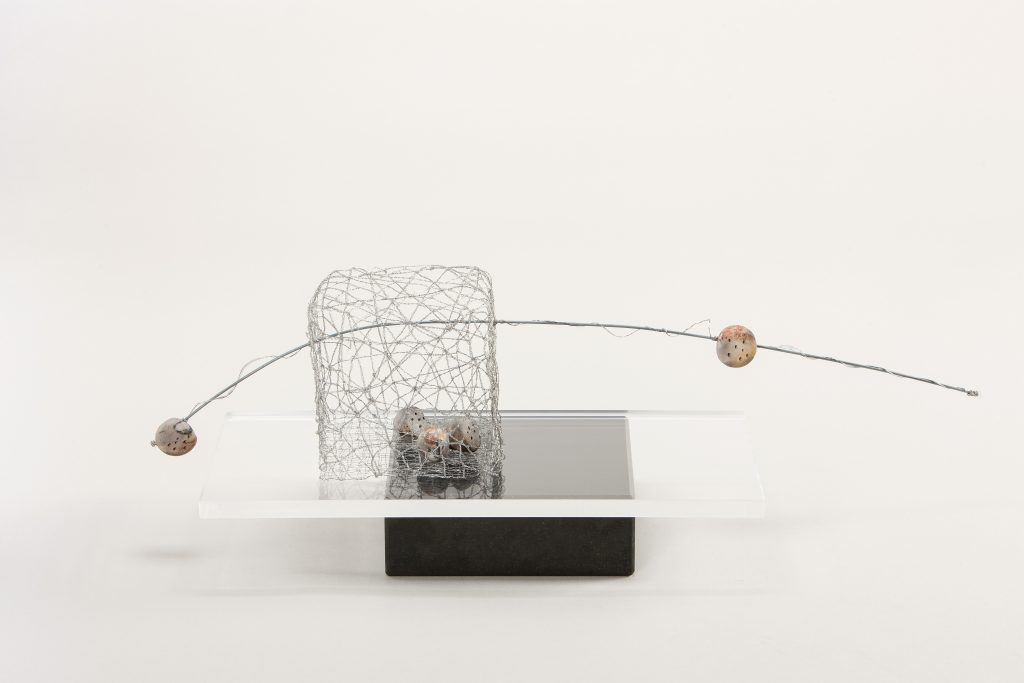 Ausgegrenzt, 2012 | Keramik (Kapselbrand) | Edelstahldraht | Acrylplatte | Marmor | H 16 cm, B 49 cm, T 15 cm