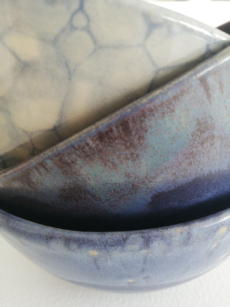 Geschirr aus Keramik, verschiedene Glasuren und Glasurverfahren