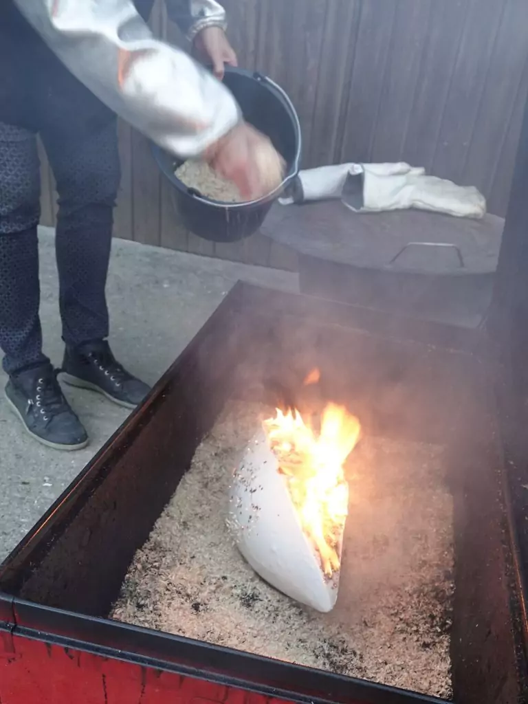 Rakubrand Ablauf 3, Objekt in Metalltonne mit Sägespänen, brennendes Objekt 