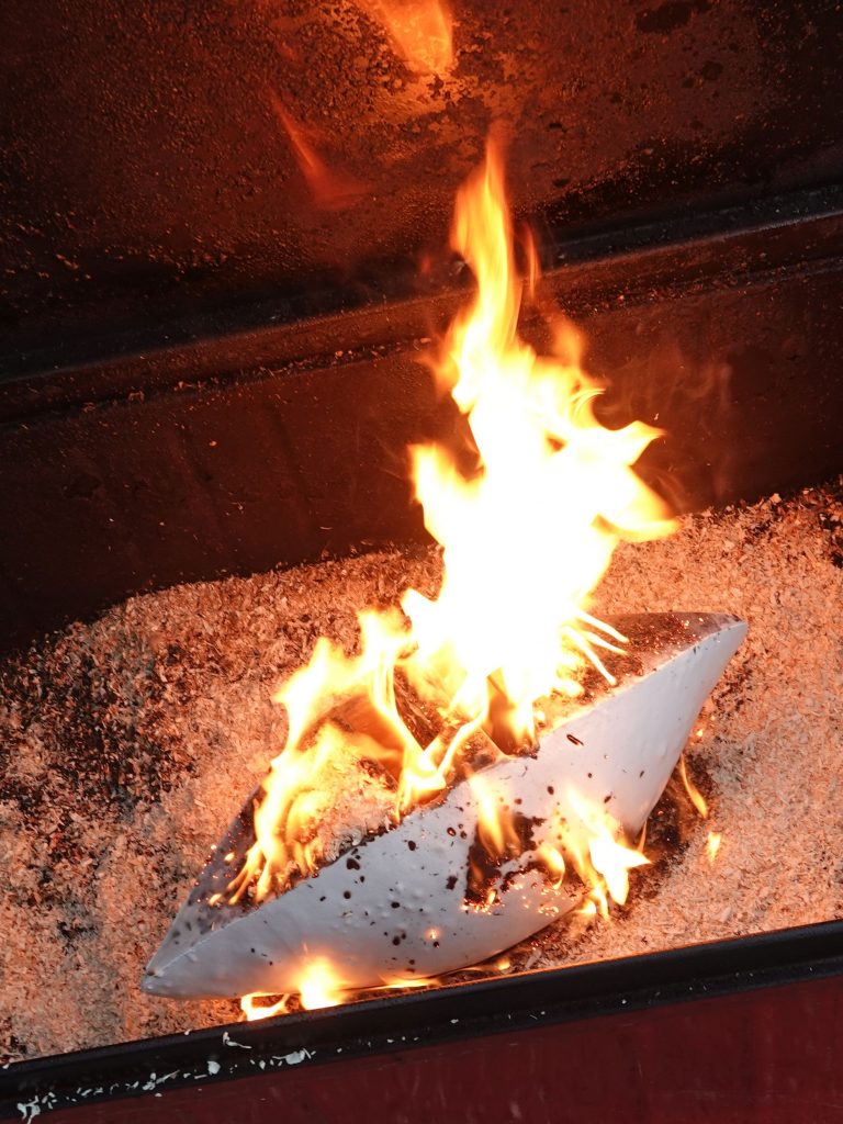 Rakubrand Ablauf 4, Objekt in Metalltonne mit Sägespänen, brennendes Objekt